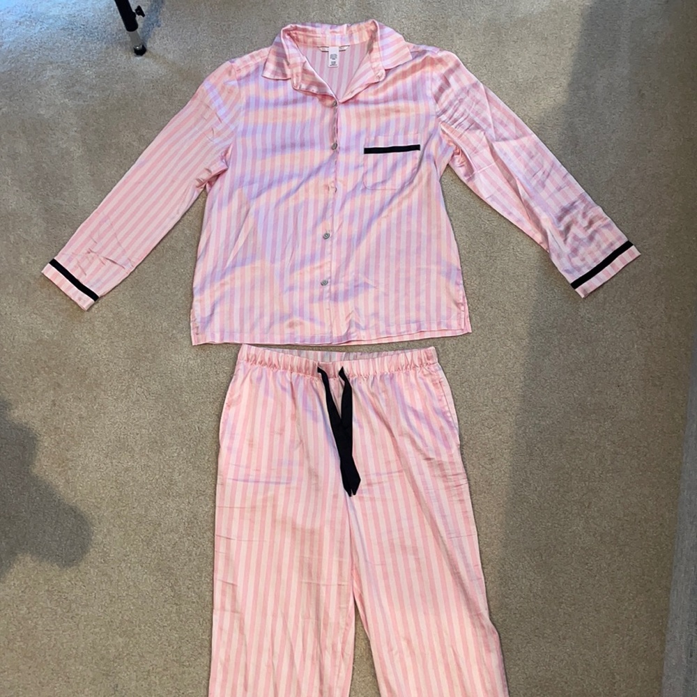 Pink and white stripes Victoria’s Secret pajama set. I’m great condition.